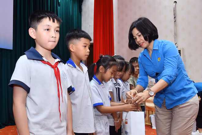 Chủ tịch Công đoàn Báo Nhân Dân Trần Thị Kiều Thanh Bình trao quà tặng các học sinh có hoàn cảnh khó khăn, vươn lên trong học tập tại huyện Na Hang, tỉnh Tuyên Quang.