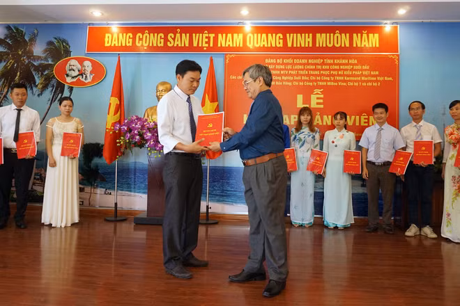 Lễ kết nạp đảng viên mới tại Khu công nghiệp Suối Dầu, huyện Cam Lâm (Khánh Hòa). 