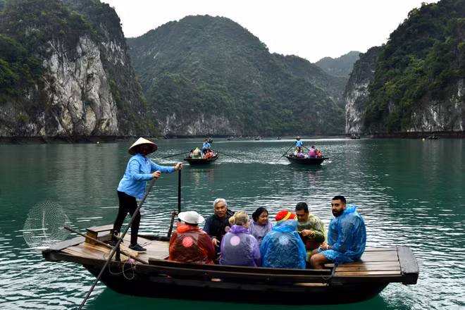 Du khách nước ngoài tham quan, khám phá vẻ đẹp của vịnh Lan Hạ (Hải Phòng). (Ảnh NGUYỄN ĐĂNG)