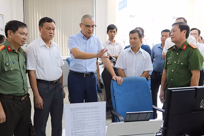 Ðồng chí Phạm Ðại Dương, Ủy viên Trung ương Ðảng, Bí thư Tỉnh ủy Phú Yên (thứ ba từ trái qua) làm việc với Trung tâm Phục vụ hành chính công tỉnh. (Ảnh HÀ MY) 
