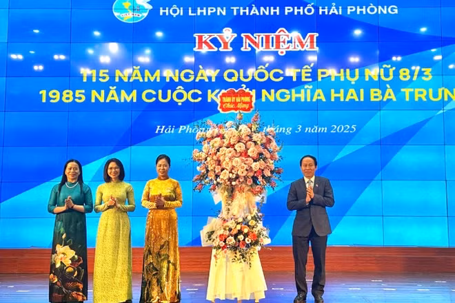 Bí thư Thành ủy Hải Phòng tặng hoa Hội Liên hiệp Phụ nữ Hải Phòng.
