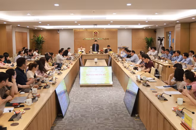 Toàn cảnh họp báo thường kỳ tại Bộ Thông tin và Truyền thông chiều 6/4.