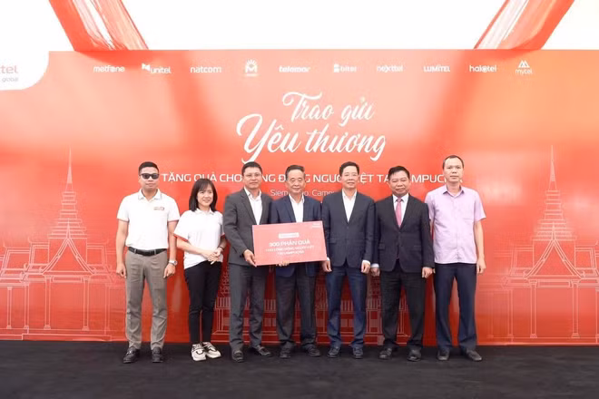 Viettel Global tặng quà cho người Việt khó khăn ở Siem Reap