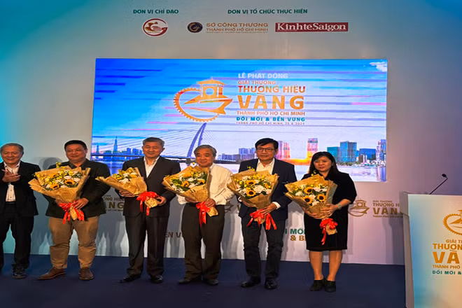Hội đồng bình chọn giải thưởng ra mắt.