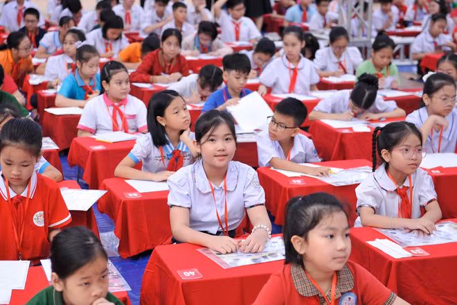 Học sinh tham gia vòng Chung kết Cuộc thi Viết chữ đẹp “Nét chữ-Nết người”