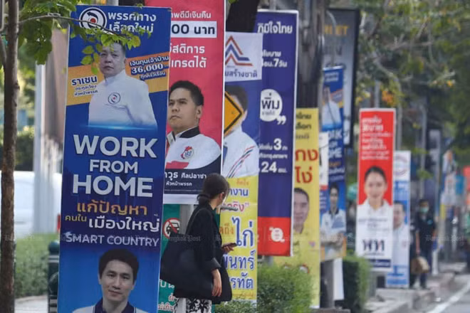 Các biển quảng cáo bầu cử của các đảng phái treo trên đường phố Bangkok. (Ảnh: Bưu điện Bangkok)
