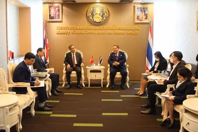 Buổi làm việc giữa Bộ trưởng Phát triển xã hội và An ninh con người Thái Lan Chuti Krairiksh và Đại sứ Phan Chí Thành.
