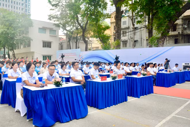 Đông đảo các thầy, cô giáo và sinh viên Trường đại học Giao thông vận tải tham gia sự kiện.