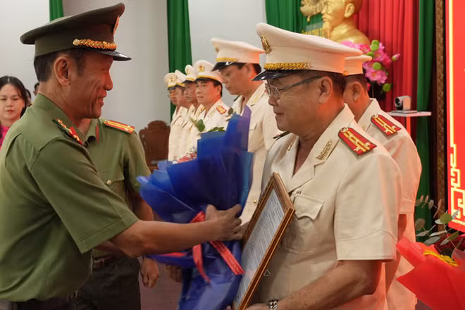 Đại tá Nguyễn Văn Nhựt, Giám đốc Công an tỉnh Tiền Giang trao Quyết định cho các đồng chí nghỉ công tác hưởng chế độ hưu trí.