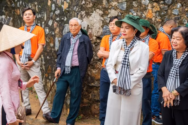 Nguyên Phó Chủ tịch nước Trương Mỹ Hoa cùng các thành viên Quỹ học bổng Vừ A Dính thăm nhà tù Phú Hải-Côn Đảo. (Ảnh THU HƯƠNG)