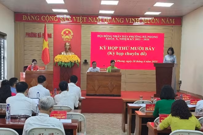 Hội đồng nhân dân phường Hà Phong, thành phố Hạ Long tổ chức kỳ họp chuyên đề.