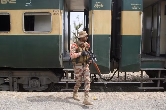 [Video] Đấu súng nghẹt thở trên tàu ở Pakistan: 33 kẻ tấn công bị tiêu diệt 