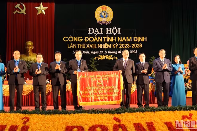 Các đồng chí Thường trực Tỉnh ủy Nam Định tặng bức trướng với dòng chữ "Đổi mới-Dân chủ-Đoàn kết-Phát triển" chúc mừng Đại hội.