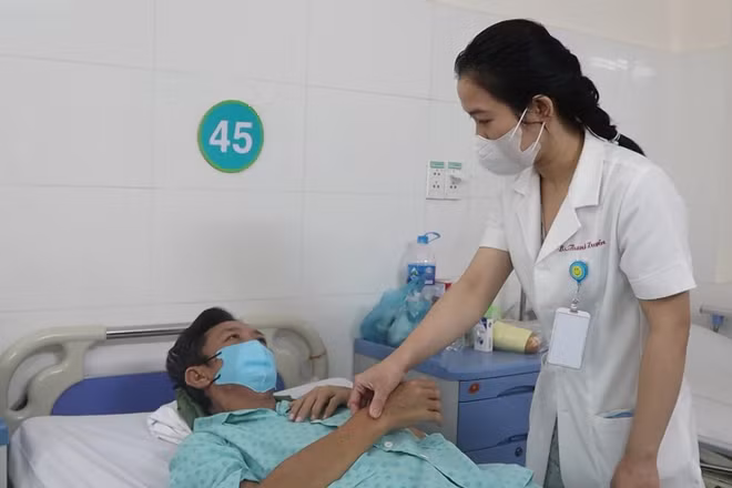 Bệnh nhân được bác sĩ thăm khám và tư vấn trước khi xuất viện.