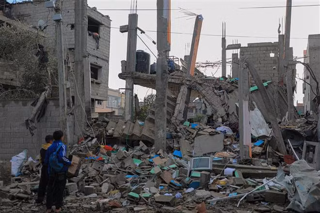 Một tòa nhà bị phá hủy sau cuộc không kích của Israel xuống Dải Gaza ngày 27/1/2024. Ảnh: THX/TTXVN