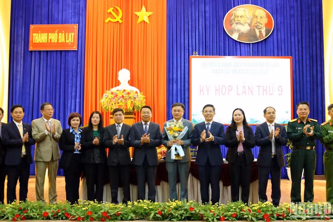Đồng chí Đặng Quang Tú (cầm hoa) được bầu làm Chủ tịch Ủy ban nhân dân thành phố Đà Lạt, nhiệm kỳ 2021-2026.