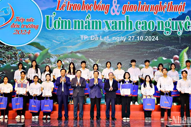 Lãnh đạo tỉnh Lâm Đồng, báo Tuổi Trẻ và nhà tài trợ trao học bổng "Tiếp sức đến trường" tặng tân sinh viên có hoàn cảnh khó khăn khu vực Tây Nguyên.
