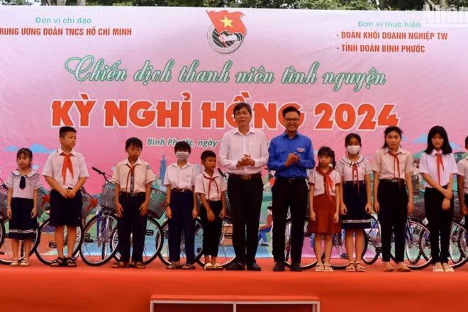Chiến dịch tình nguyện “Kỳ nghỉ hồng” tặng xe đạp cho học sinh có hoàn cảnh khó khăn tại Bình Phước.