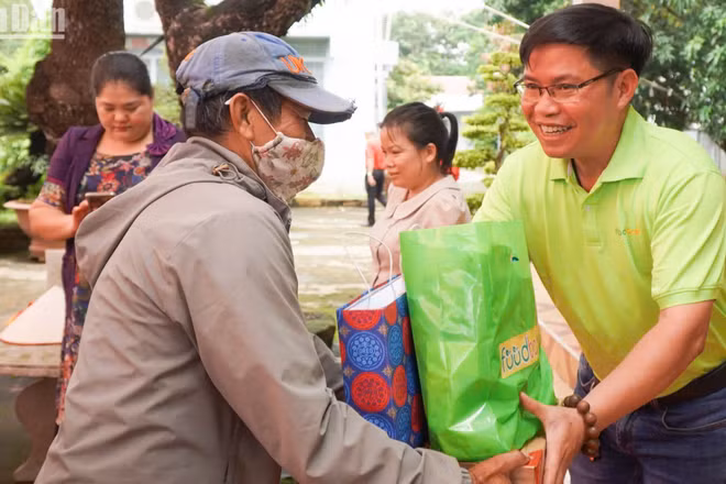 Đại diện Ngân hàng thực phẩm Bình Phước trao quà hỗ trợ cho người dân có hoàn cảnh khó khăn.