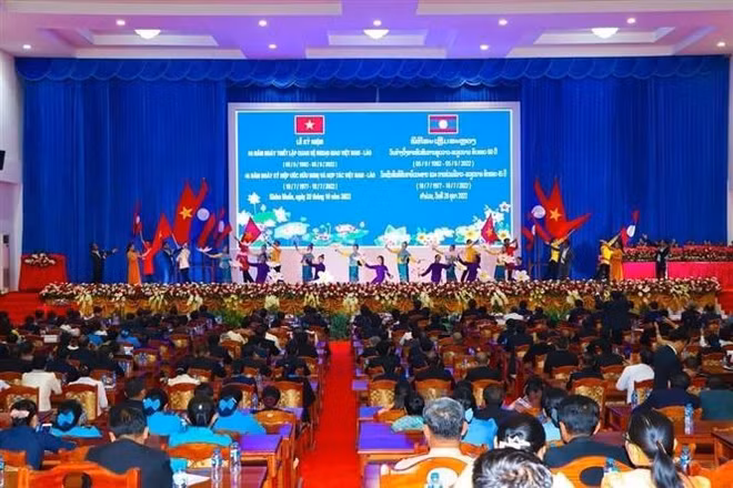 Văn nghệ chào mừng lễ míttinh tại tỉnh Khammuone (Lào). (Ảnh: TTXVN)