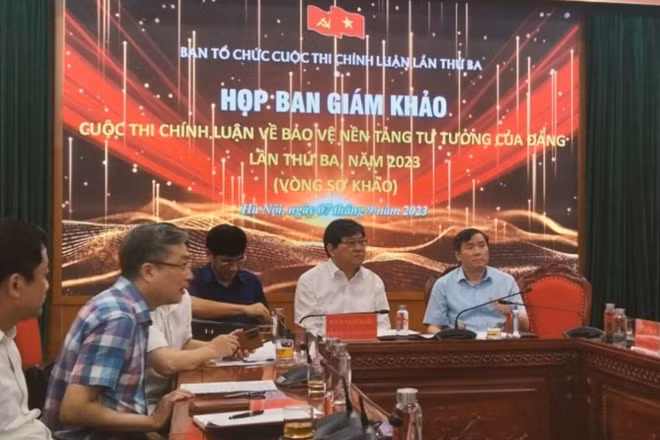 Quang cảnh cuộc họp của Ban tổ chức cuộc thi.