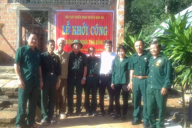 Ảnh minh họa: Hội Cựu chiến binh huyện Đắk Hà, tỉnh Kon Tum trao nhà nghĩa tình đồng đội.