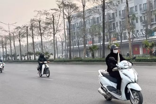 Khu vực Hà Nội sáng sớm có sương mù nhẹ, trời rét.