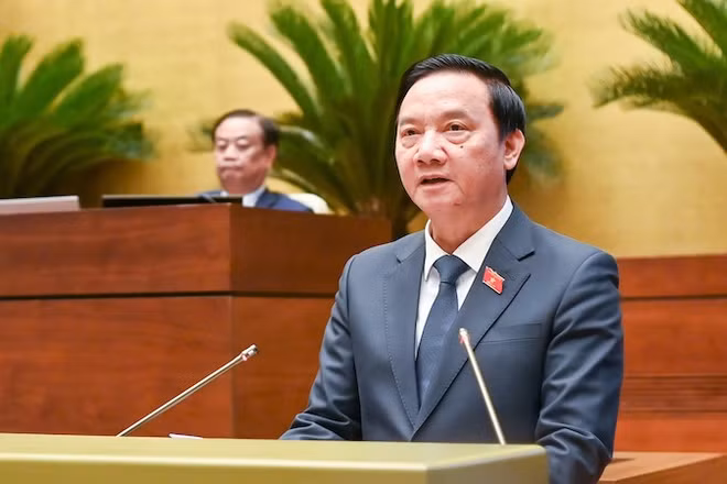 Phó Chủ tịch Quốc hội Nguyễn Khắc Định trình bày tờ trình đề nghị Quốc hội xem xét, quyết định việc sửa đổi, bổ sung một số điều của Hiến pháp năm 2013 và tờ trình về việc thành lập Ủy ban dự thảo sửa đổi, bổ sung một số điều của Hiến pháp năm 2013. (Ảnh: NHÂN DÂN)