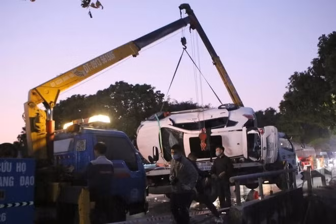 Hiện trường vụ tai nạn giao thông đặc biệt nghiêm trọng xảy ra tại Nam Định khiến 7 người chết và 2 người bị thương. (Ảnh: TTXVN)