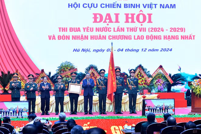Tổng Bí thư Tô Lâm trao Huân chương Lao động hạng Nhất tặng Hội Cựu chiến binh Việt Nam. 
