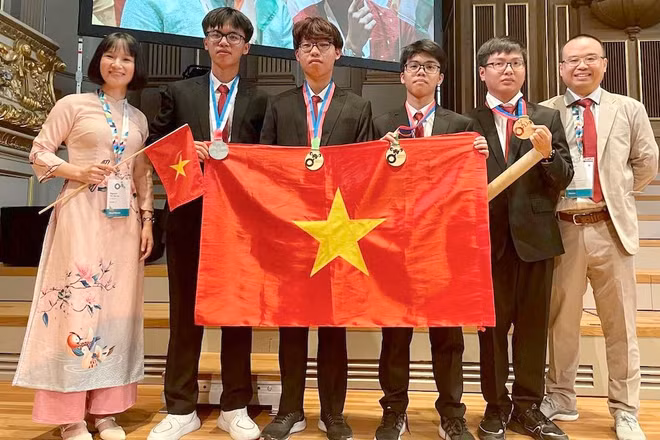 Trong ảnh từ trái sang phải: PGS.TS Nguyễn Thị Thu Hà, Trưởng đoàn; Mai Văn Đức, Nguyễn Mạnh Khôi, Nguyễn Kim Giang, Đinh Cao Sơn, TS Phạm Văn Phong, Phó trưởng đoàn.