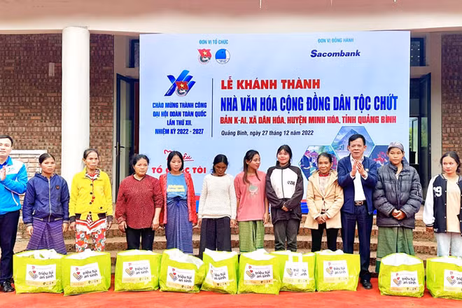 Tặng quà cho đồng bào nghèo xã Dân Hóa, huyện Minh Hóa.