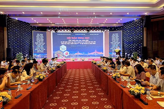 Các đại biểu tham dự hội thảo.
