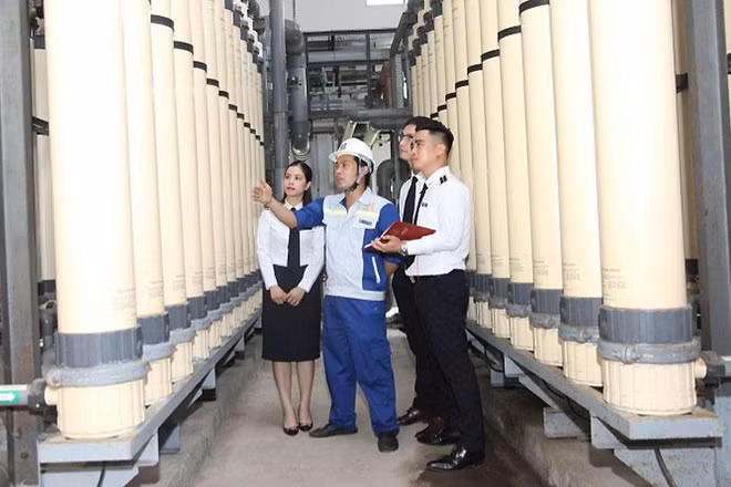 Kiểm toán tại Nhà máy xử lý nước Yên Sở. (Ảnh: THANH HÀ)