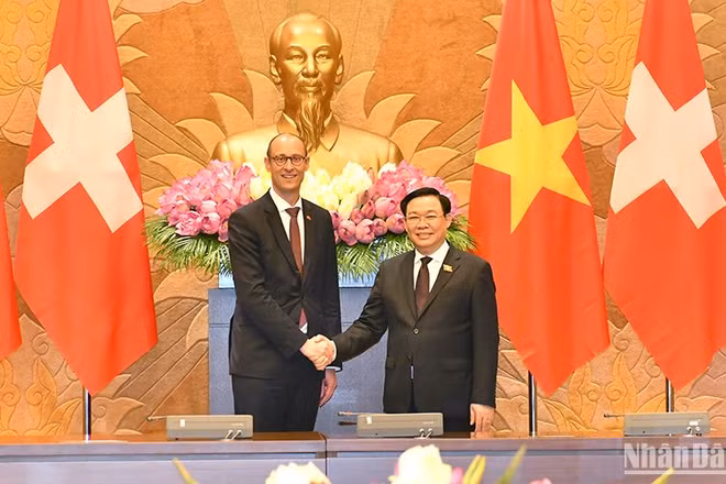 Chủ tịch Quốc hội Vương Đình Huệ với Chủ tịch Hội đồng Quốc gia Thụy Sĩ Martin Candinas.