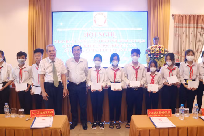 Học sinh có hoàn cảnh khó khăn được Hội Khuyến học tỉnh Trà Vinh trao học bổng.