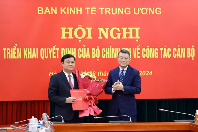 Đồng chí Lê Minh Hưng trao quyết định của Bộ Chính trị cho đồng chí Thái Thanh Quý.