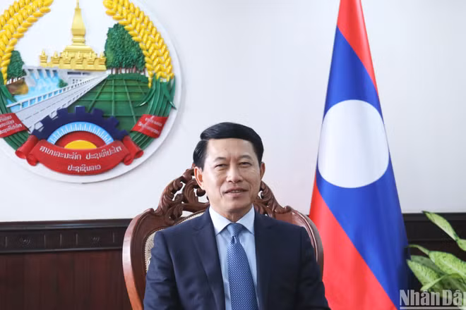 Phó Thủ tướng, Bộ trưởng Ngoại giao Lào Saleumxay Kommasith trả lời phỏng vấn báo chí Việt Nam trước chuyến thăm Lào của Thủ tướng Chính phủ Phạm Minh Chính.