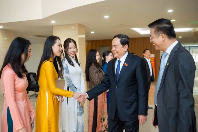 Phó Chủ tịch Thường trực Quốc hội Trần Thanh Mẫn với cán bộ, phóng viên Truyền hình Quốc hội Việt Nam. (Ảnh: Duy Linh)