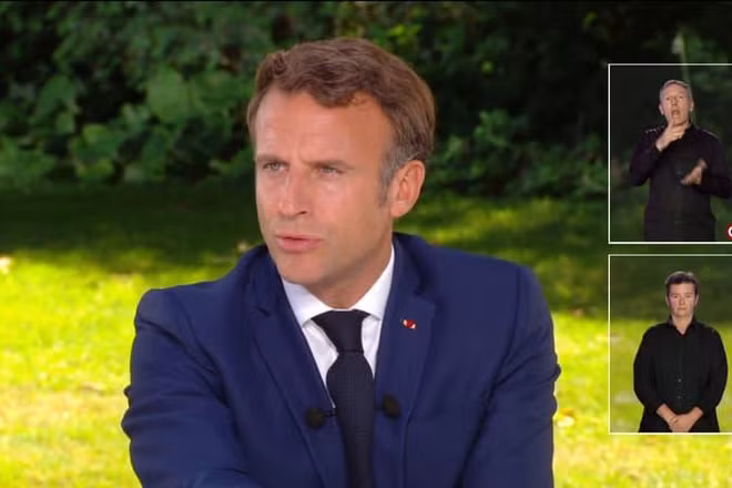 Tổng thống Pháp Emmanuel Macron trả lời phòng vấn kênh truyền hình TF1 và France 2. 
