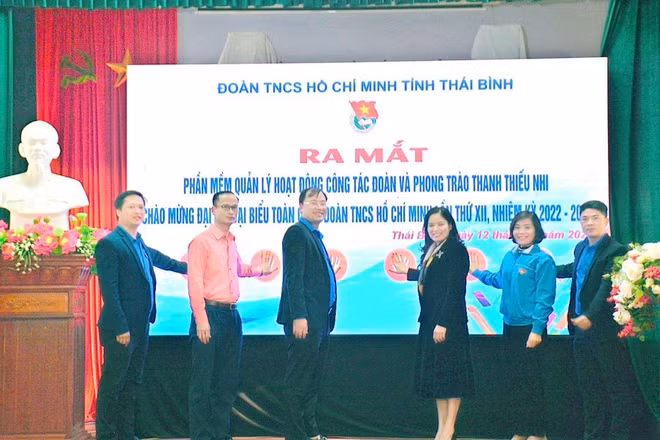 Các đại biểu bấm nút khai trương phần mềm Quản lý công tác đoàn và phong trào thanh thiếu nhi tỉnh Thái Bình.