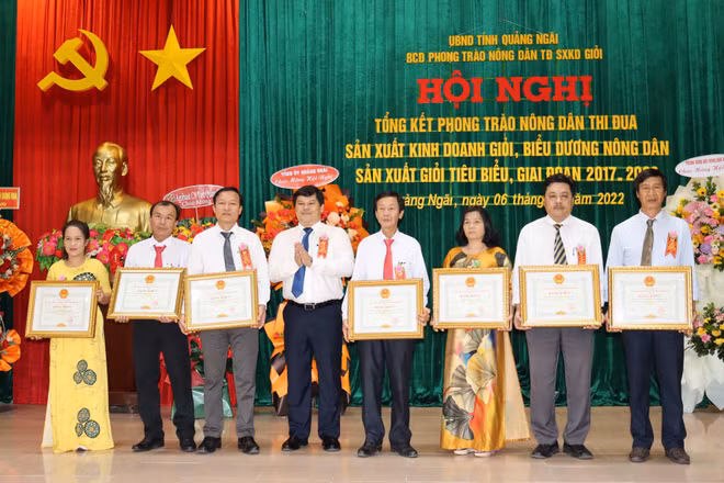 Lãnh đạo Ủy ban nhân dân tỉnh Quảng Ngãi trao Bằng khen cho các tập thể, cá nhân có thành tích xuất sắc trong phong trào nông dân thi đua sản xuất, kinh doanh giỏi, giai đoạn 2017-2022. 