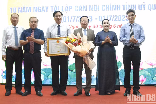 Lãnh đạo tỉnh Quảng Ngãi trao Bằng khen của Ủy ban nhân dân tỉnh cho tập thể Ban Nội chính Tỉnh ủy Quảng Ngãi. 