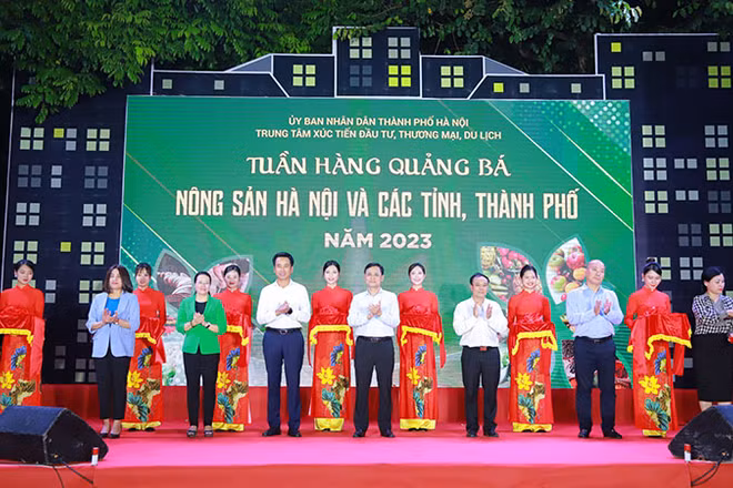 Các đại biểu cắt băng khai mạc Tuần hàng quảng bá nông sản Hà Nội và các tỉnh, thành phố 2023. 