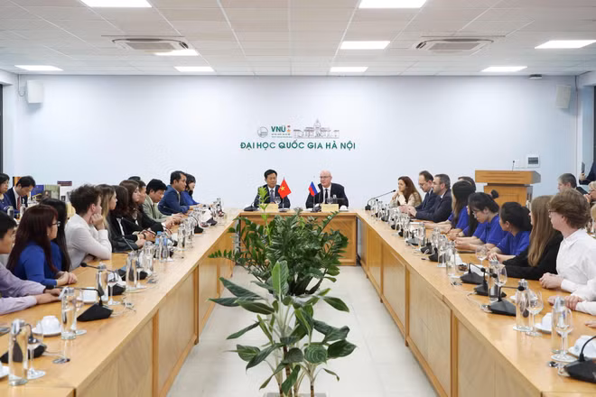 Phó Thủ tướng Liên bang Nga thăm và trao đổi với giảng viên, sinh viên Đại học Quốc gia Hà Nội tại Hòa Lạc.