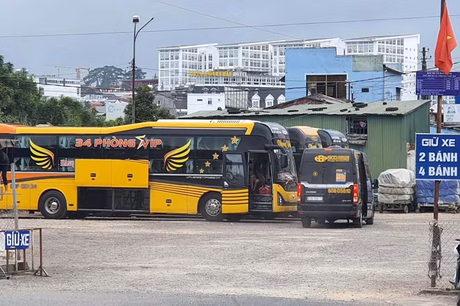Bãi giữ xe tại trung tâm Đà Lạt, nơi các nhà xe chạy tuyến cố định thường đón trả khách. (Ảnh: Đ.K)