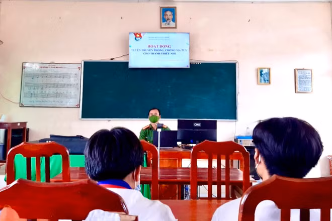  Đồng chí Trung tá Nguyễn Văn Thiền, Phó Trưởng Công an xã Tân Hộ Cơ đang tổ chức tuyên truyền về công tác phòng, chống ma túy cho học sinh Trường Trung học cơ sở Tân Hộ Cơ. 