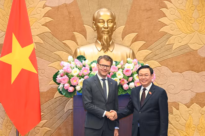 Chủ tịch Quốc hội Vương Đình Huệ và Chủ tịch Nhóm Nghị sĩ phụ trách quan hệ với các quốc gia Đông Nam Á và ASEAN Daniel Caspary tại buổi tiếp.