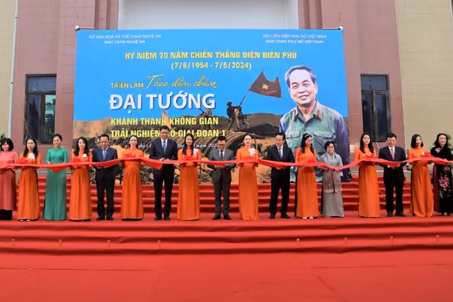 Các đại biểu cắt băng khánh thành không gian trải nghiệm số giai đoạn 1.