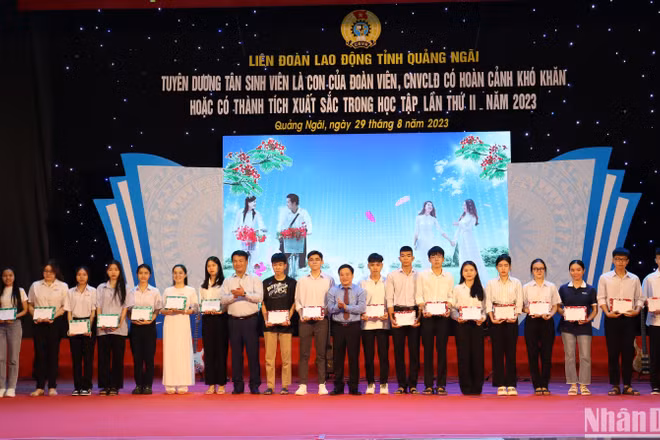 Lãnh đạo tỉnh Quảng Ngãi và Liên đoàn Lao động tỉnh Quảng Ngãi trao quà, động viên các tân sinh viên. 